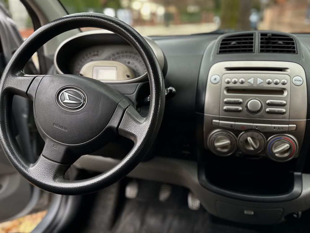 Daihatsu Sirion 1.0 2008 5D - Toyota Benzyna