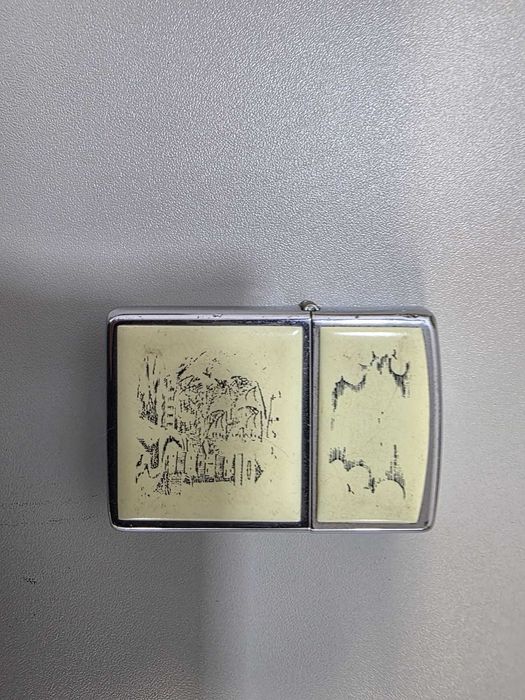 Zippo — Isqueiro “Scrimshaw Cream Panel”, cromado 1992, código G VIII