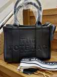 Torebka The Tote Bag Marc Jacobs, czarna, logowana, pasek