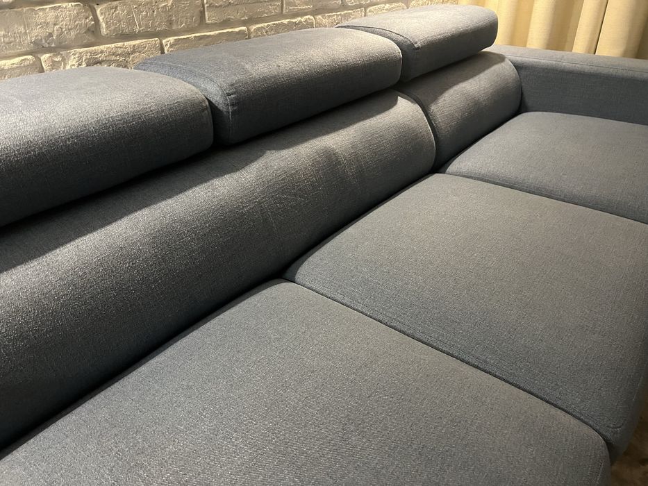 Piękna i nowoczesna sofa z szezlongiem i funkcją spania