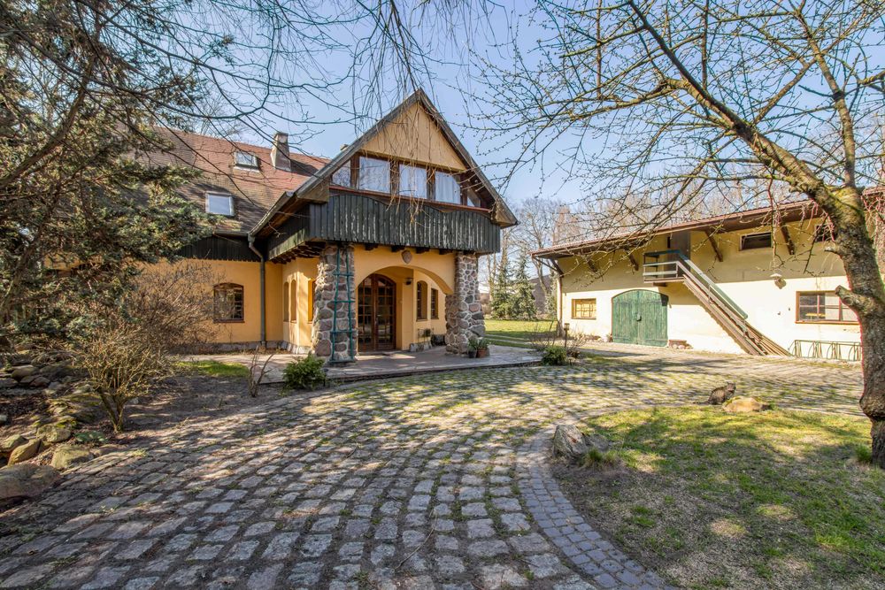 Dom z oranżerią z kominkiem ze stawem i altaną, obecnie pensjonat