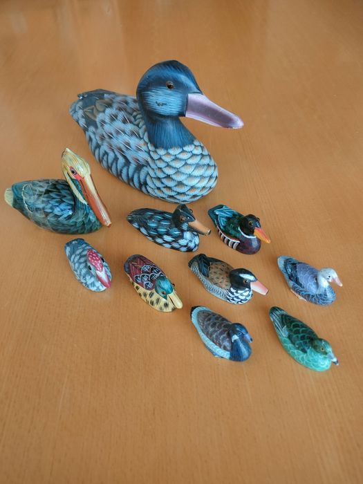 Conjunto de patos em madeira.