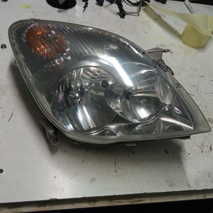 Lampa przód prawa Toyota Corolla Verso