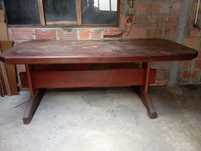 Mesa maciça em madeira