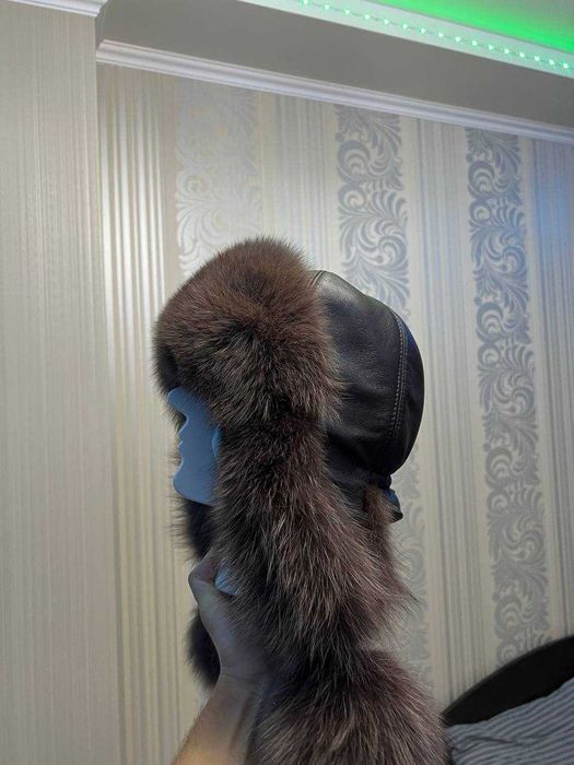 Женская шапка из натуральной кожи и меха песца