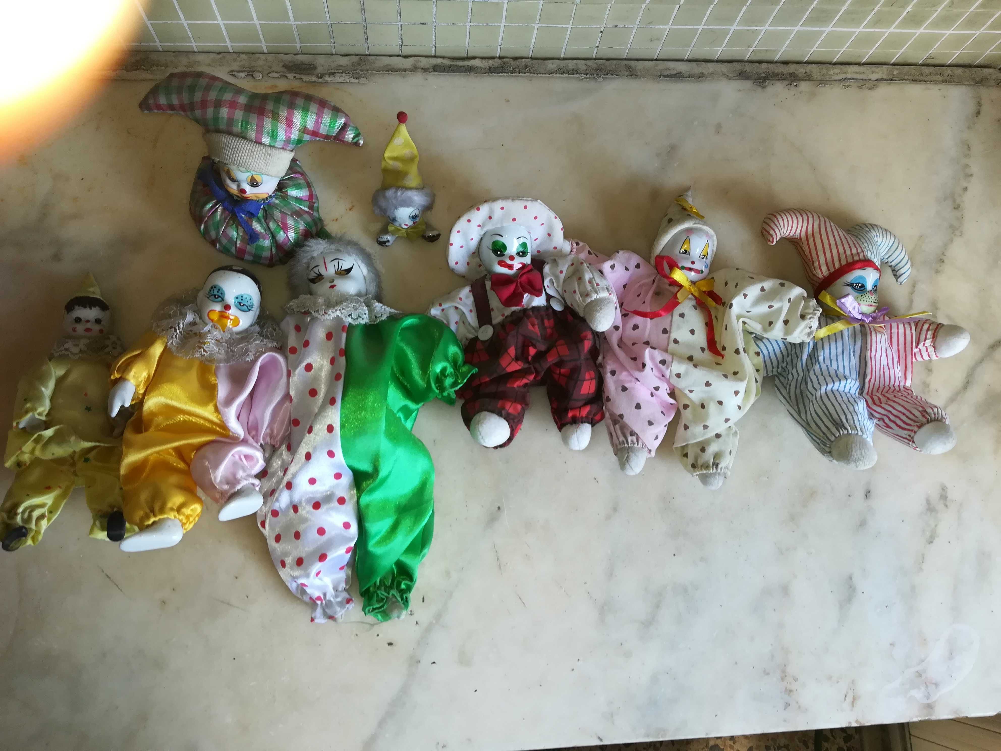 Colecção de 8 pierrot / palhaços em porcelana