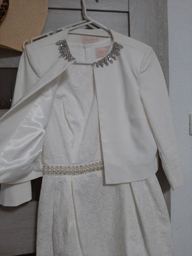 Sukienka biała okolicznościowa ecru z bolerkiem Mohito 36