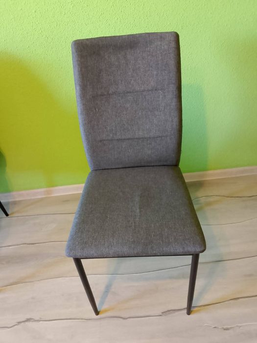 Krzesła na metalowych nóżkach