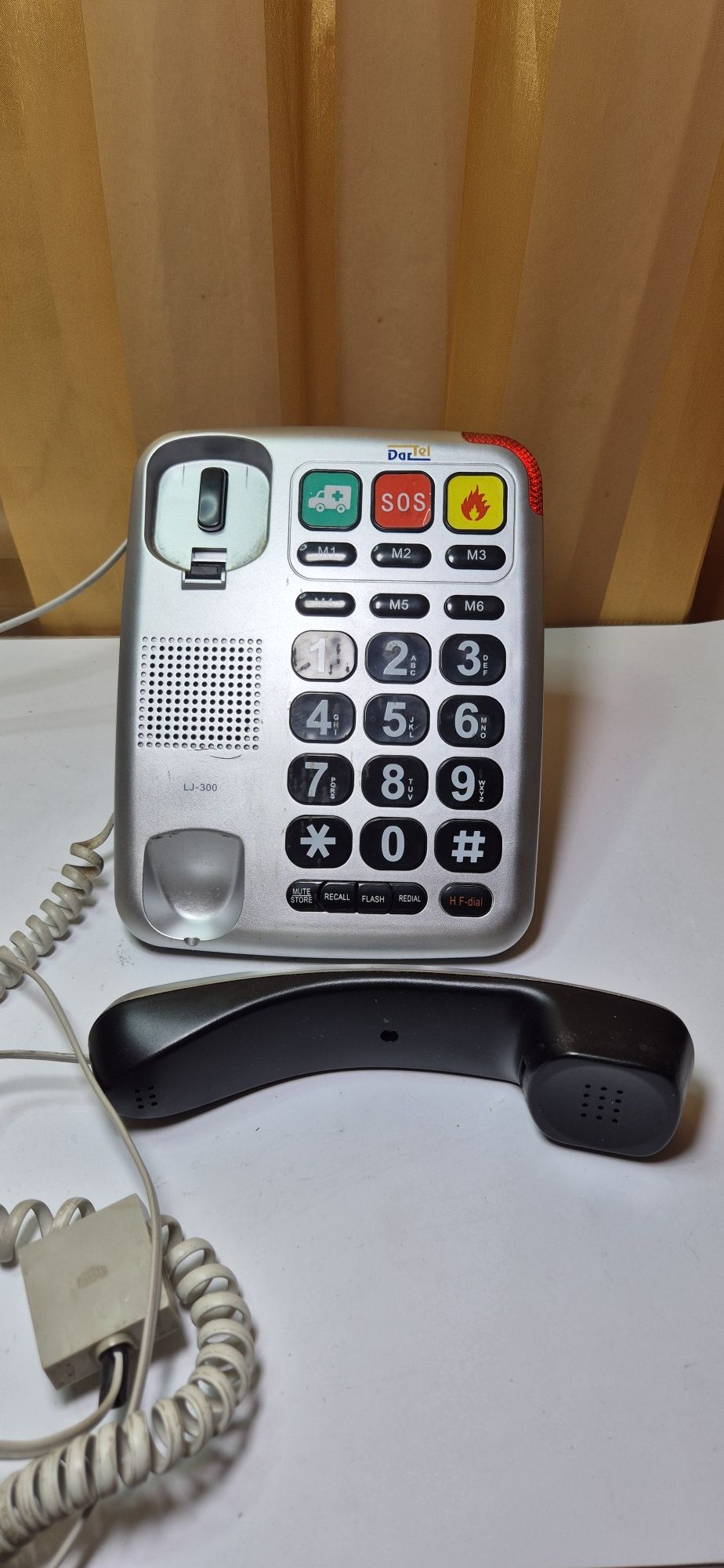 Sprawny telefon stacjonarny dla starszych lub chorych ludzi SOS