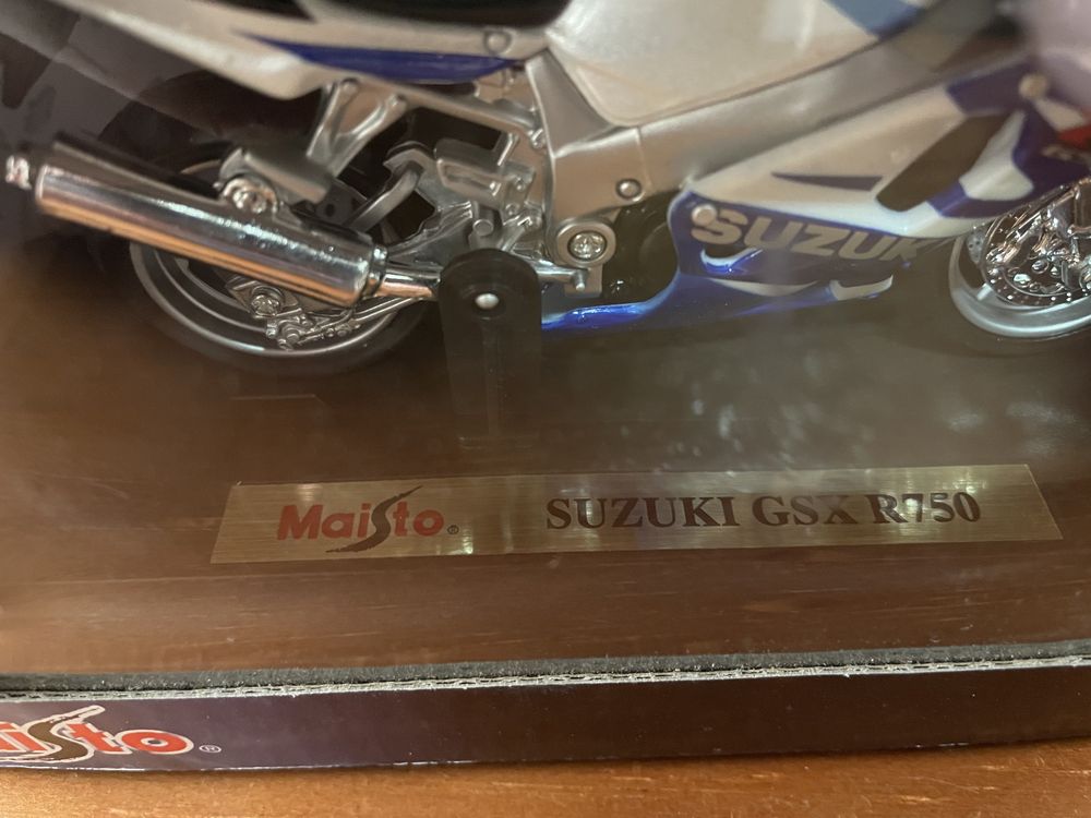 Classico Porsche 911 Carrera 4S + Suzuki GSX R750 Maisto