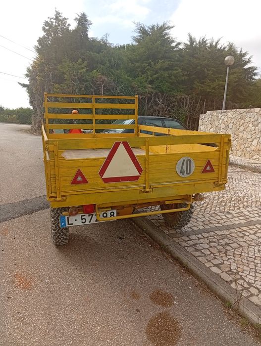 Reboque agrícola com tração.