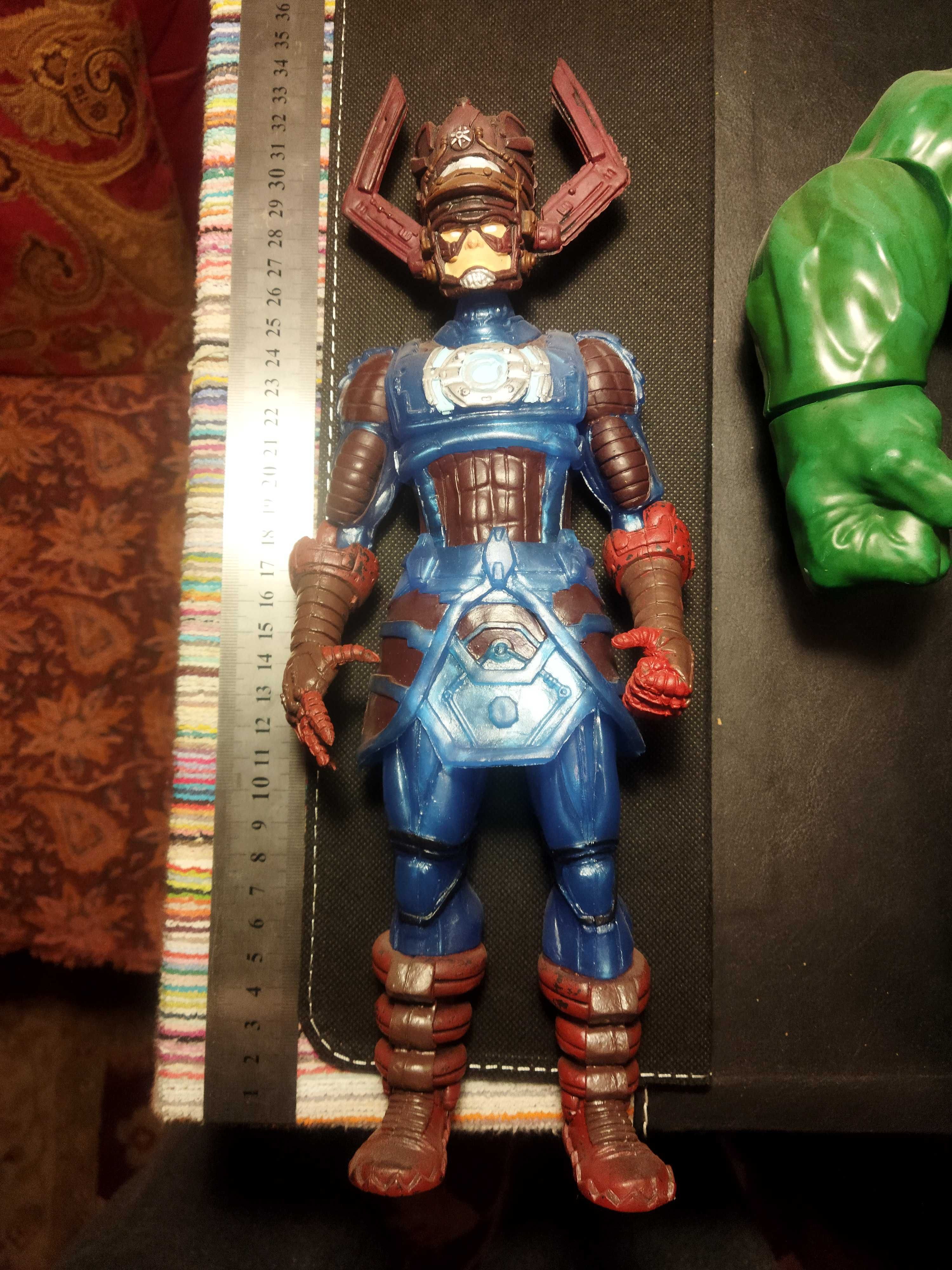 Marvel Sentinela mais outras figura de tamanho grande
