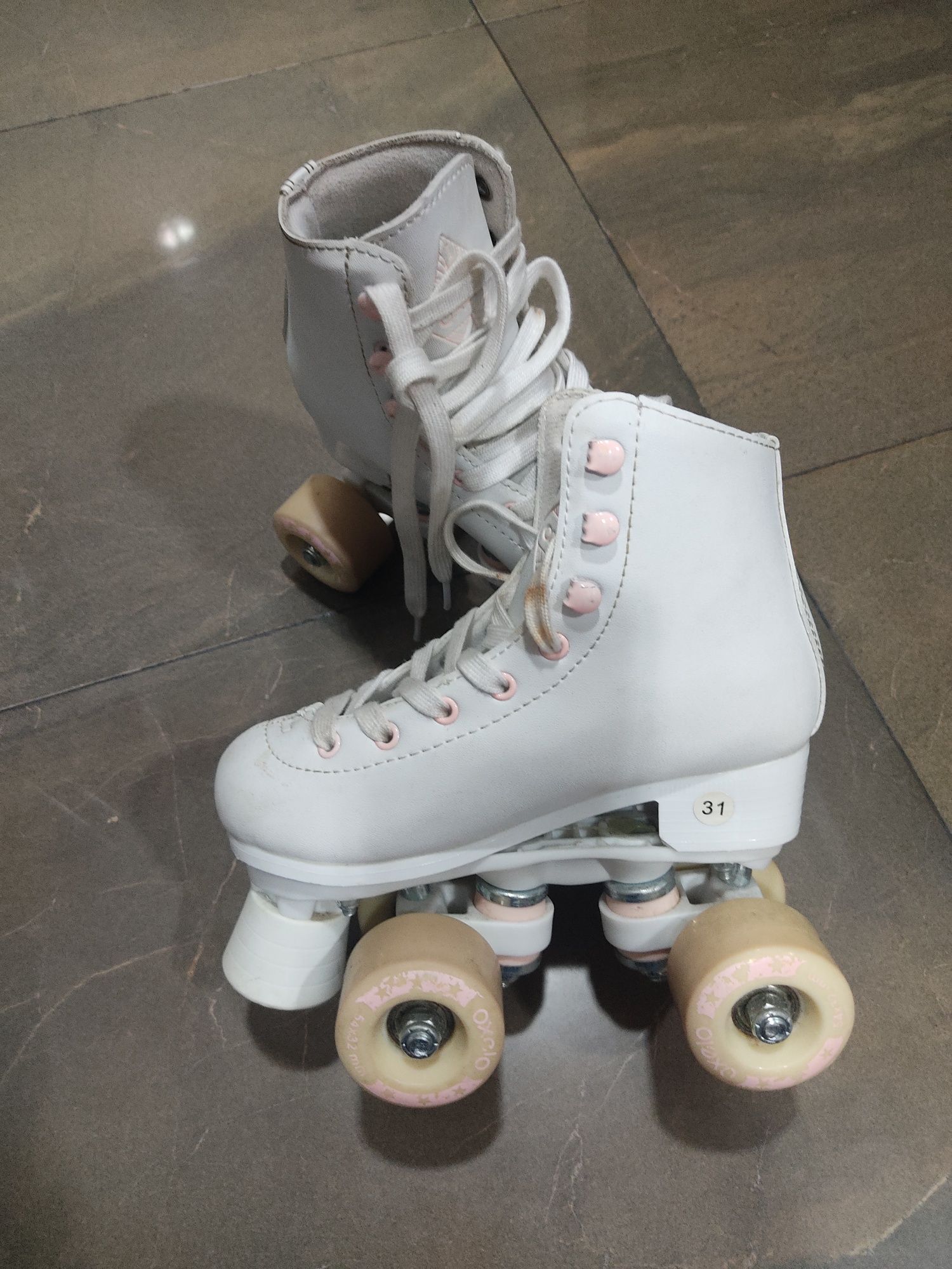 Patins de 4 rodas e capacete