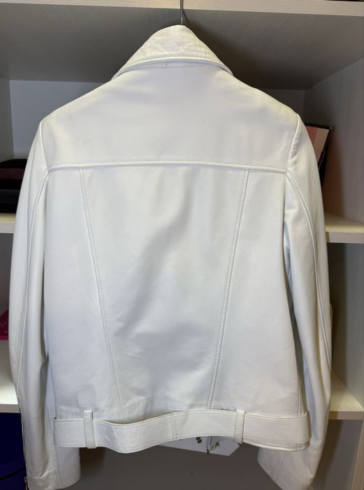 Белая косуха с натуральной кожи