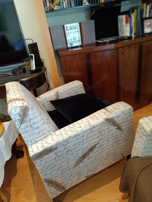 Cadeirões bege e preto