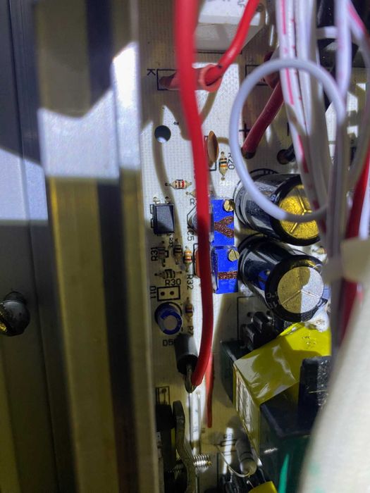 Інвертор з зарядкою ДБЖ 2000W 12\220 Luxeon IPS-2000MC