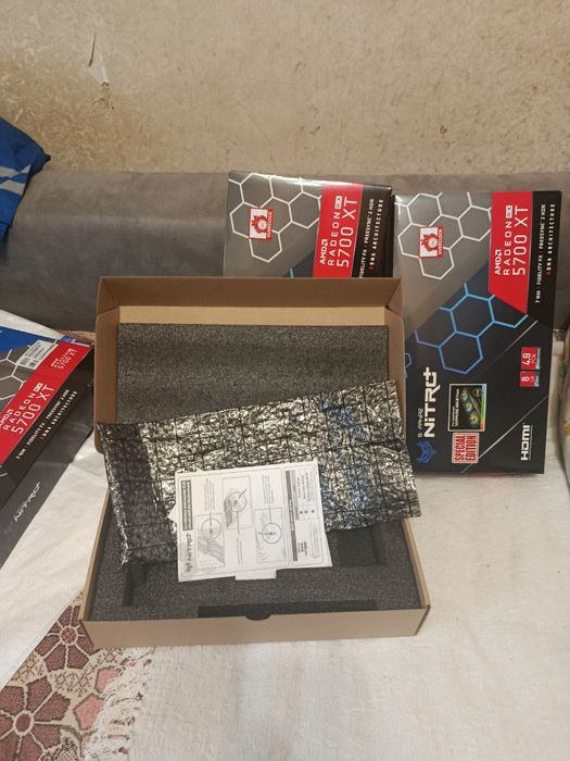 коробки від amd Radeon 5700 XT
