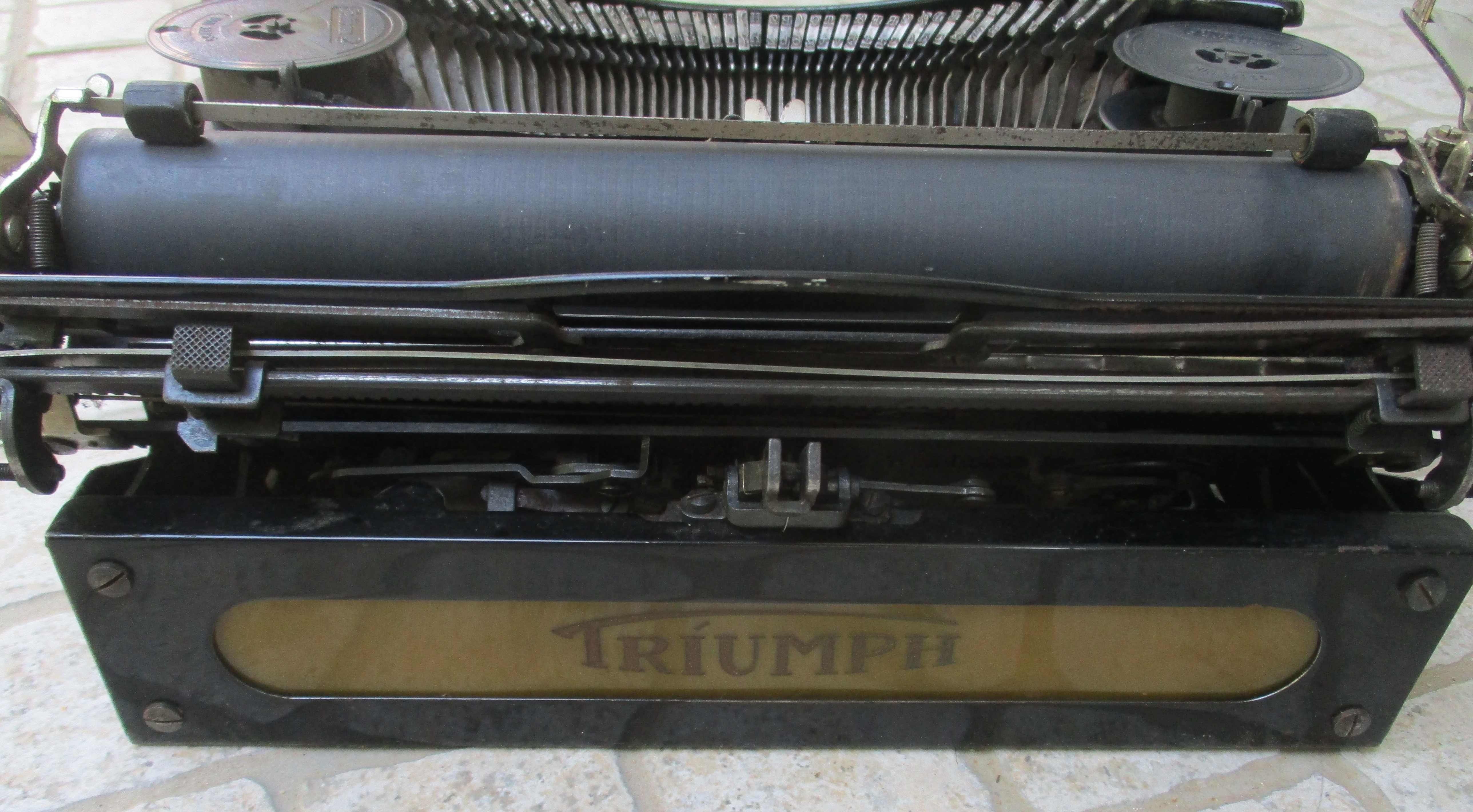 Maquina de escrever Triumph antiga 1930 - centenária