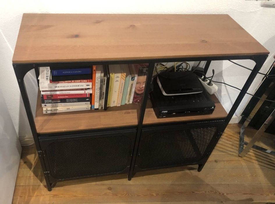 Estante / movel TV , com muito pouco uso ( como novo )