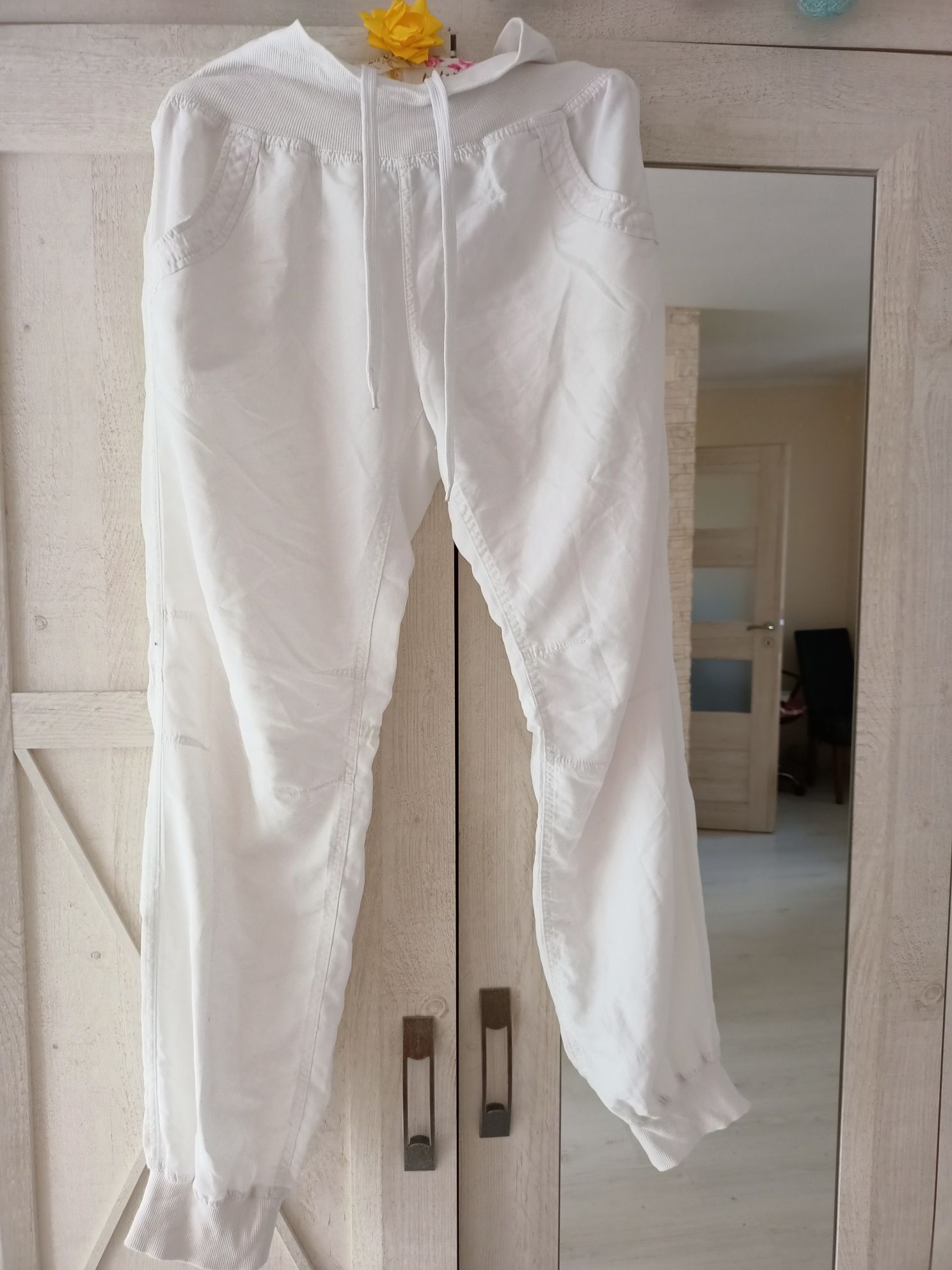 Białe spodnie aladynki na lato