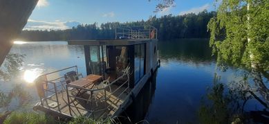 DOMKI nad wodą , Houseboaty z silnikiem + deska sUP