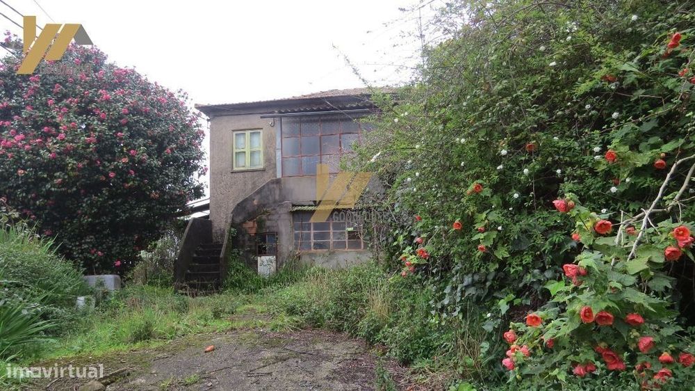 Terreno com 1000m2 e moradia de 4 frentes para restaurar