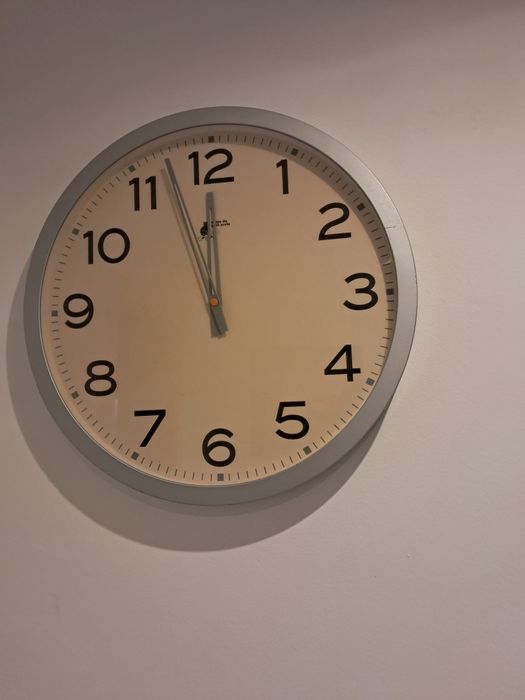 Relógio grande prateado gato preto