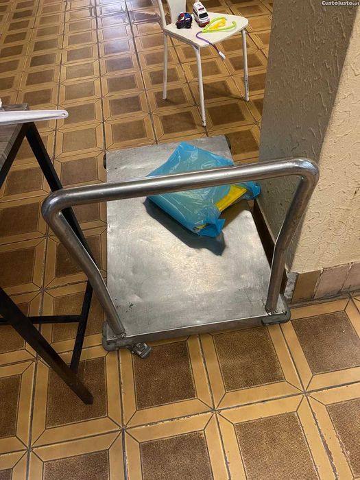 Carrinho em inox, ideal para cozinhas profissionais, restaurantes