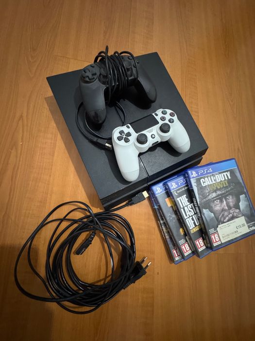 Ps4 slim 500G com dois controles e 4 jogos