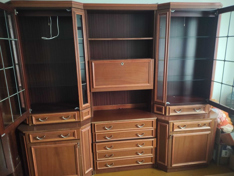 Meblościanka ciemna z witrynami