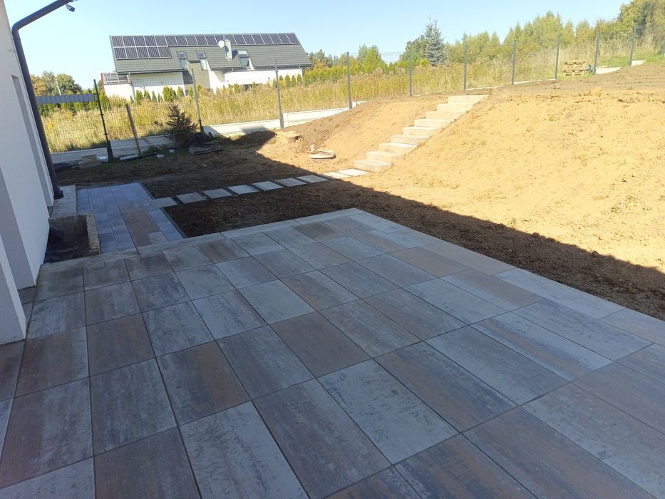 Brukarstwo, Układanie kostki brukowej, Usługi brukarskie