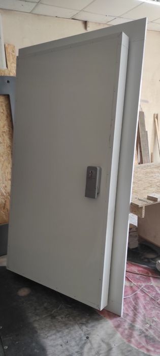 Двері в морозильну камеру