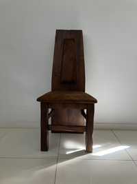Cadeira em madeira maciça