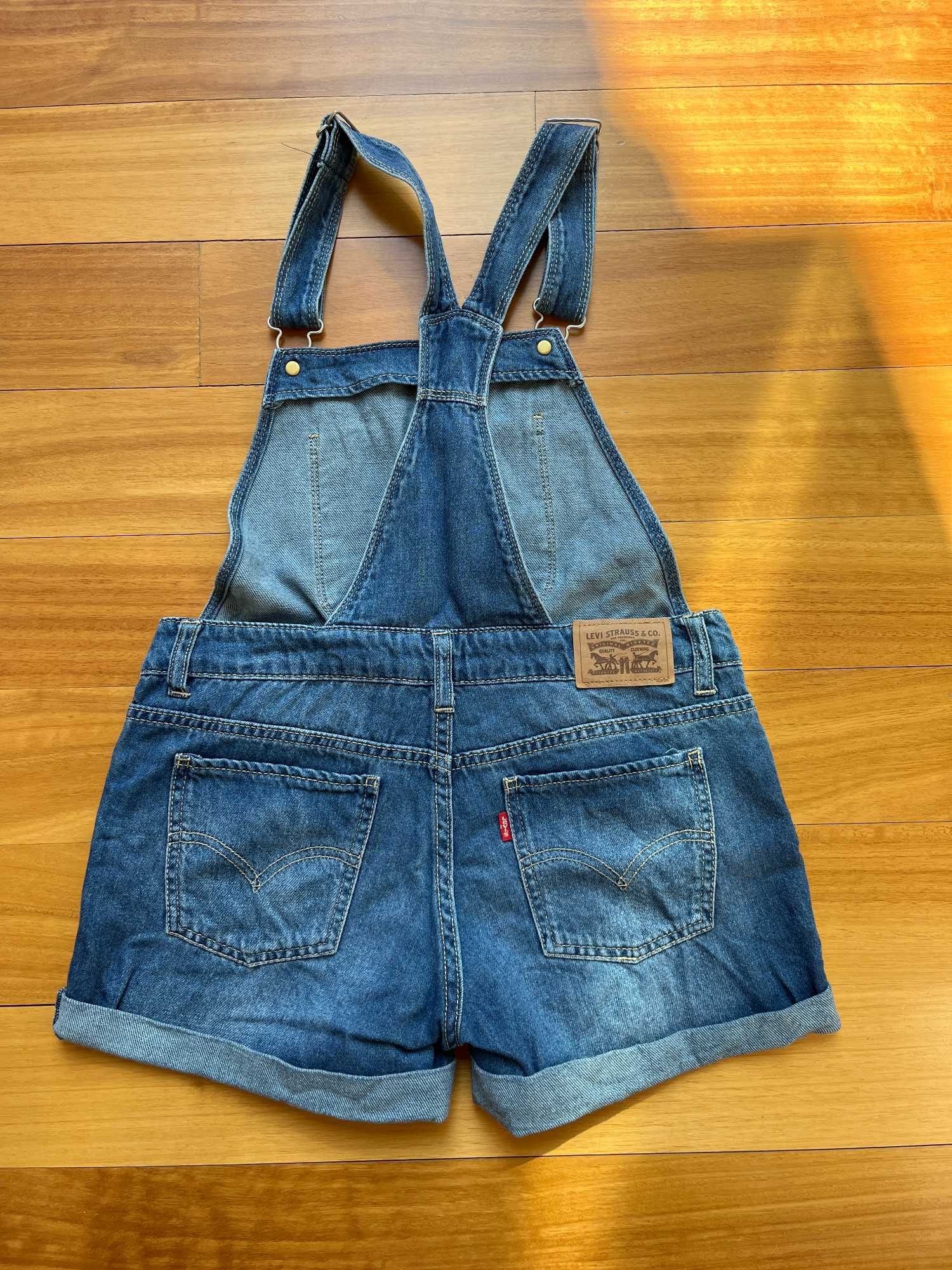 Macação calção Levi's com bolsos para rapariga