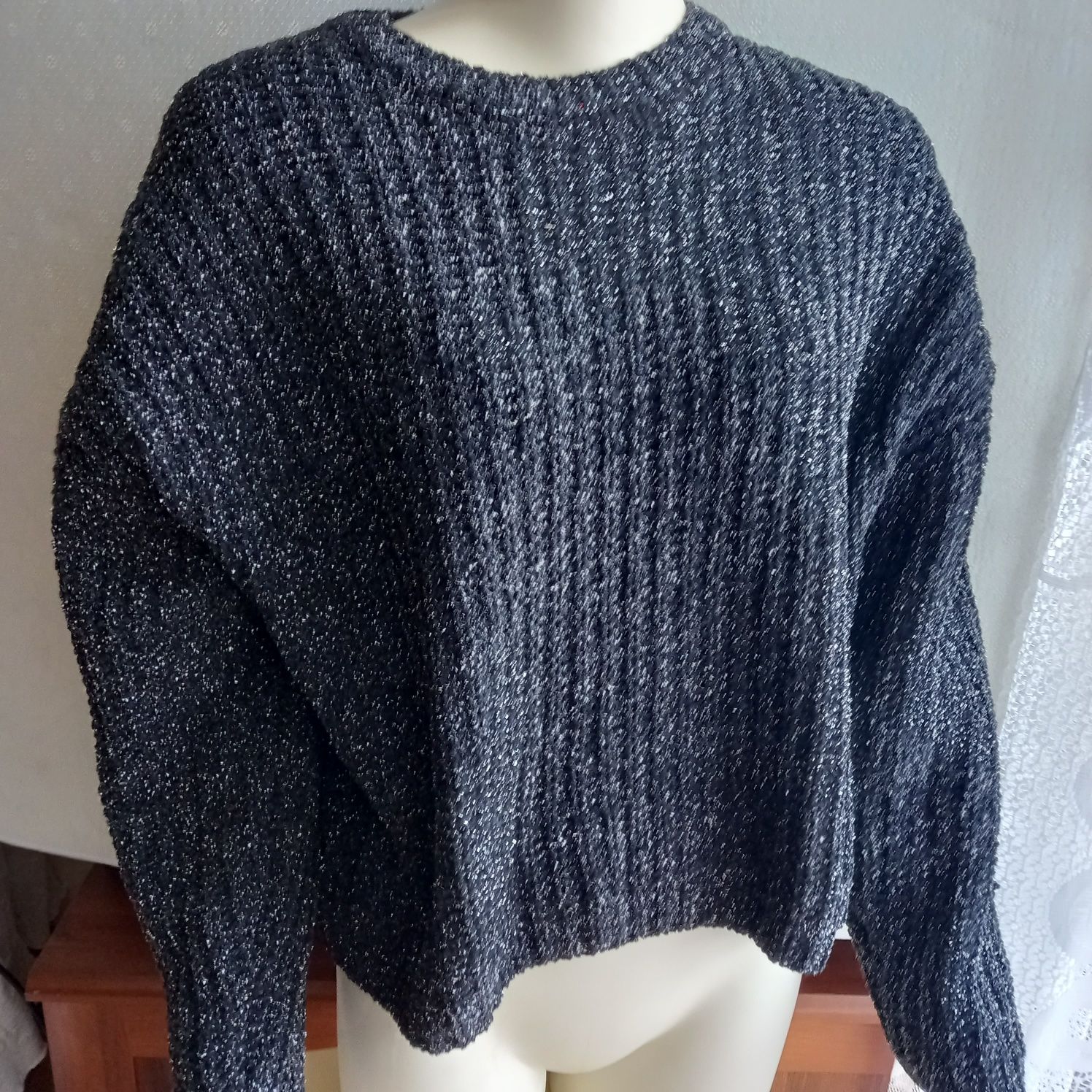 Czarny sweter oversize