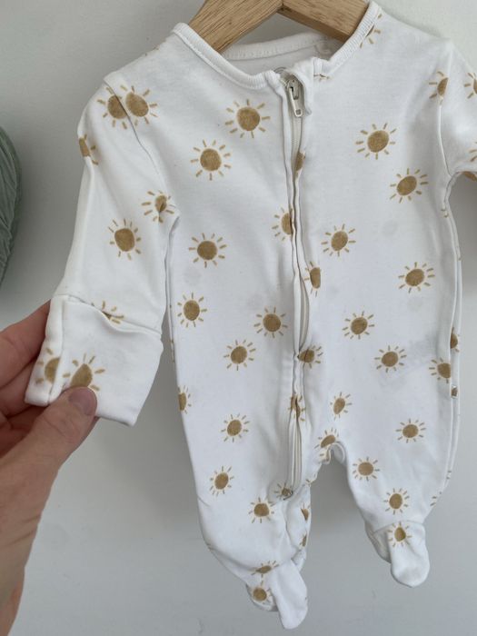 Pajac next 56 biały w beżowe słoneczka jak newbie