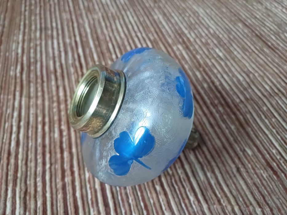 Szklany, mały zbiornik do lampy naftowej.