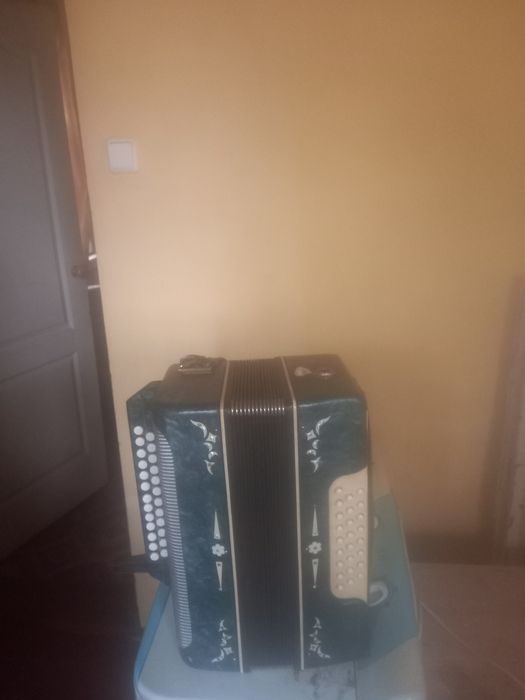 Продам гармонь.Беларусь.Все работает била у мастера настроена.меха цел