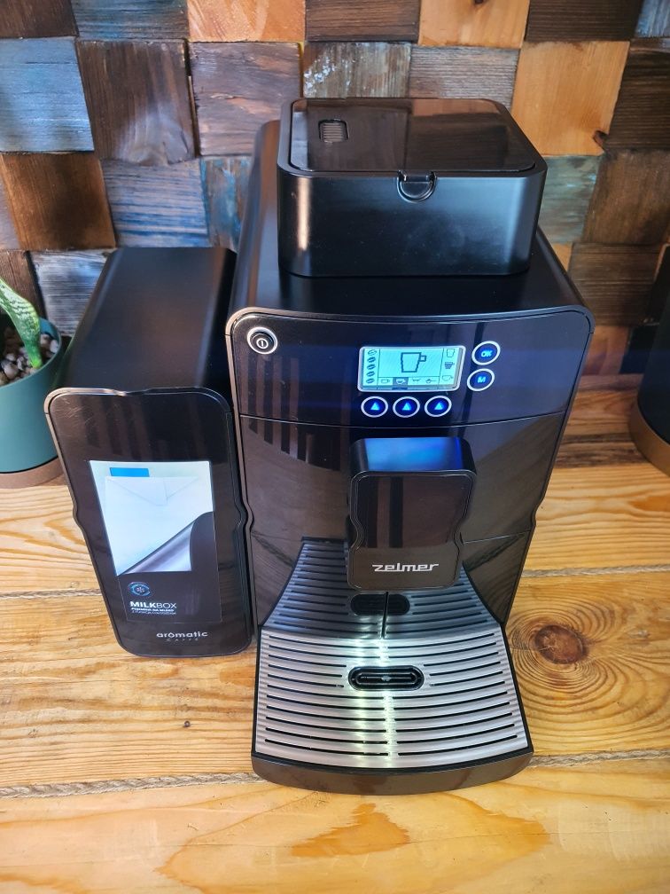Elegancki i niezawodny Automatyczny ekspres do kawy Zelmer AromaticCaf