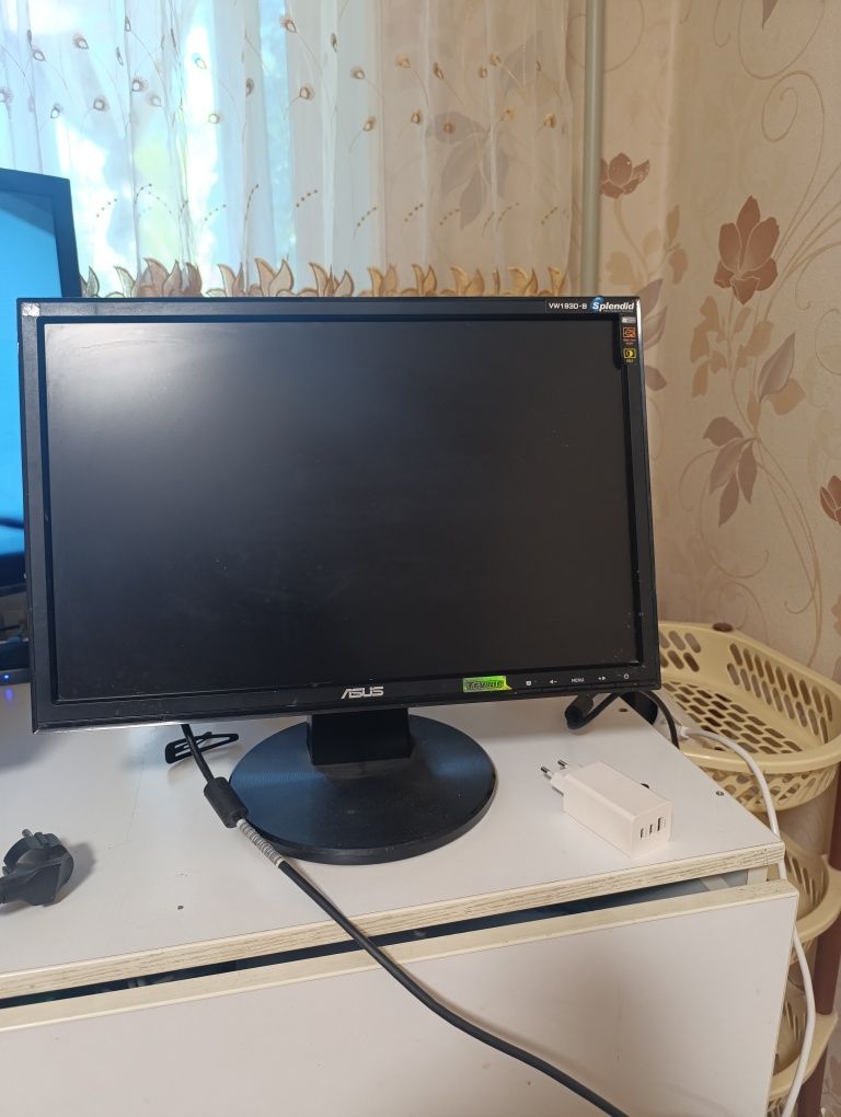 Комп'ютери.Два монітора