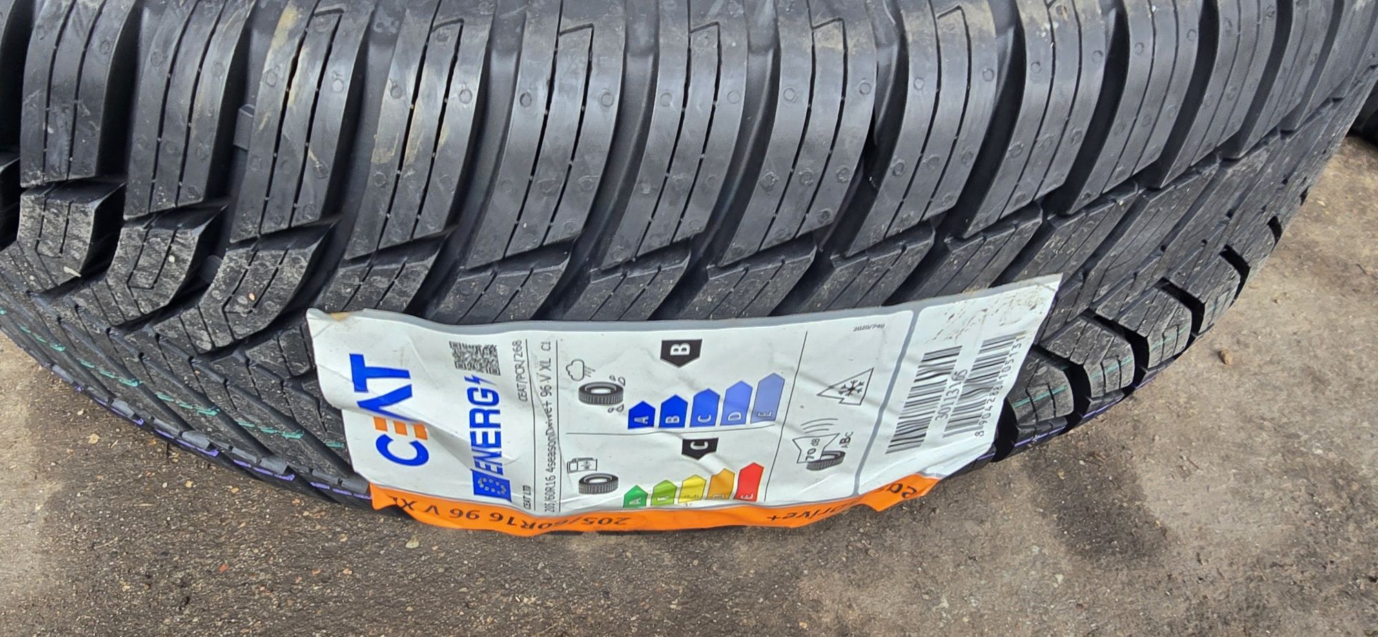 Opony wielosezonowe całoroczne 205/60/16 Ceat nowe 2024r