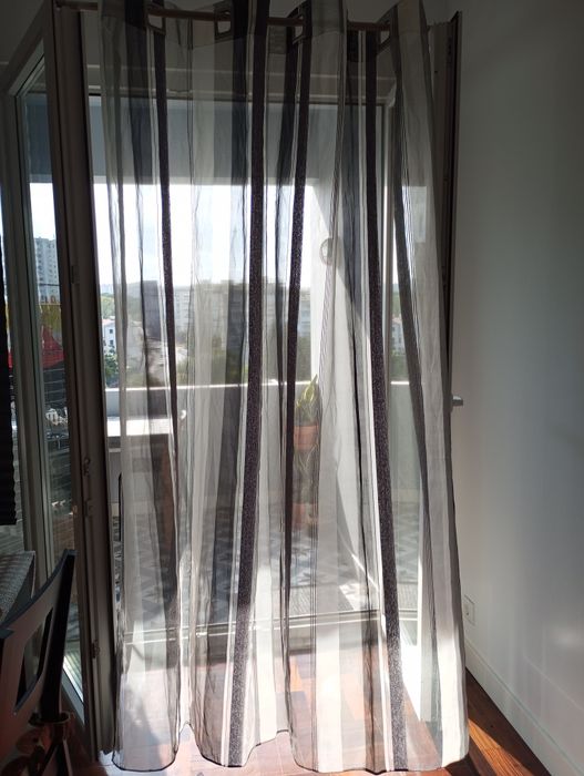Cortinado em tons cinza e preto