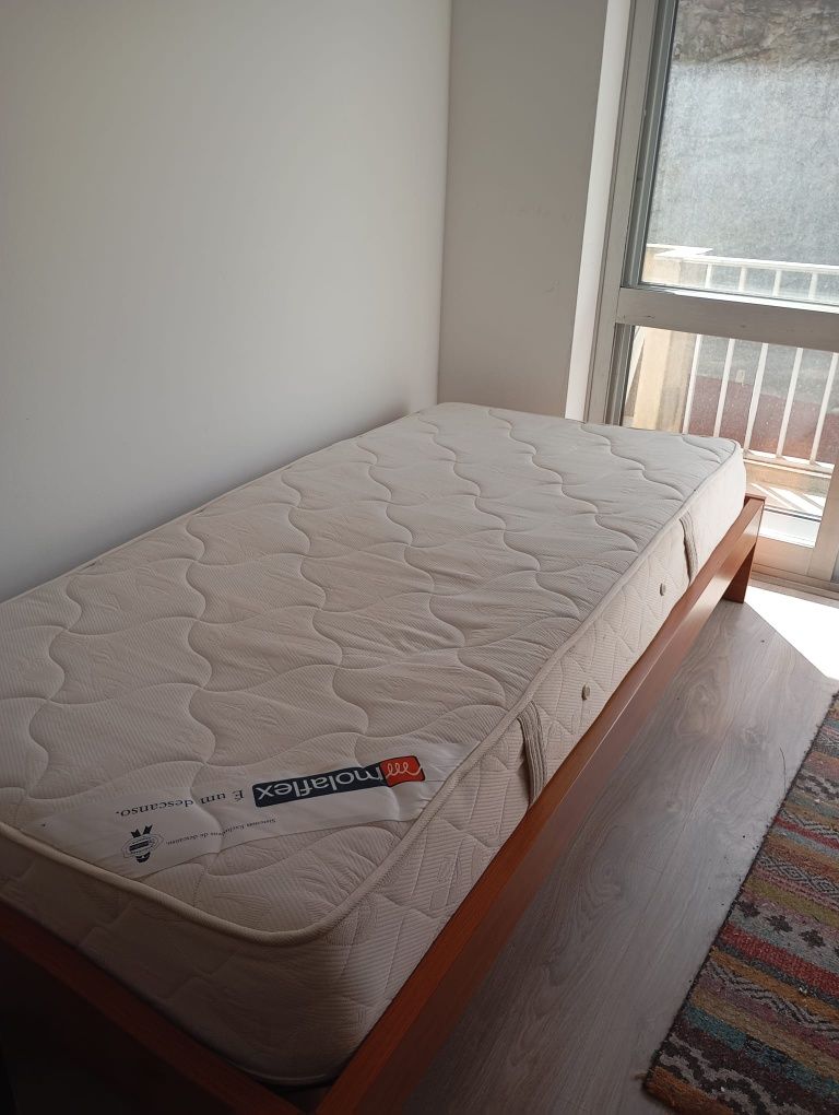 Cama solteira de madeira com colchão Molaflex