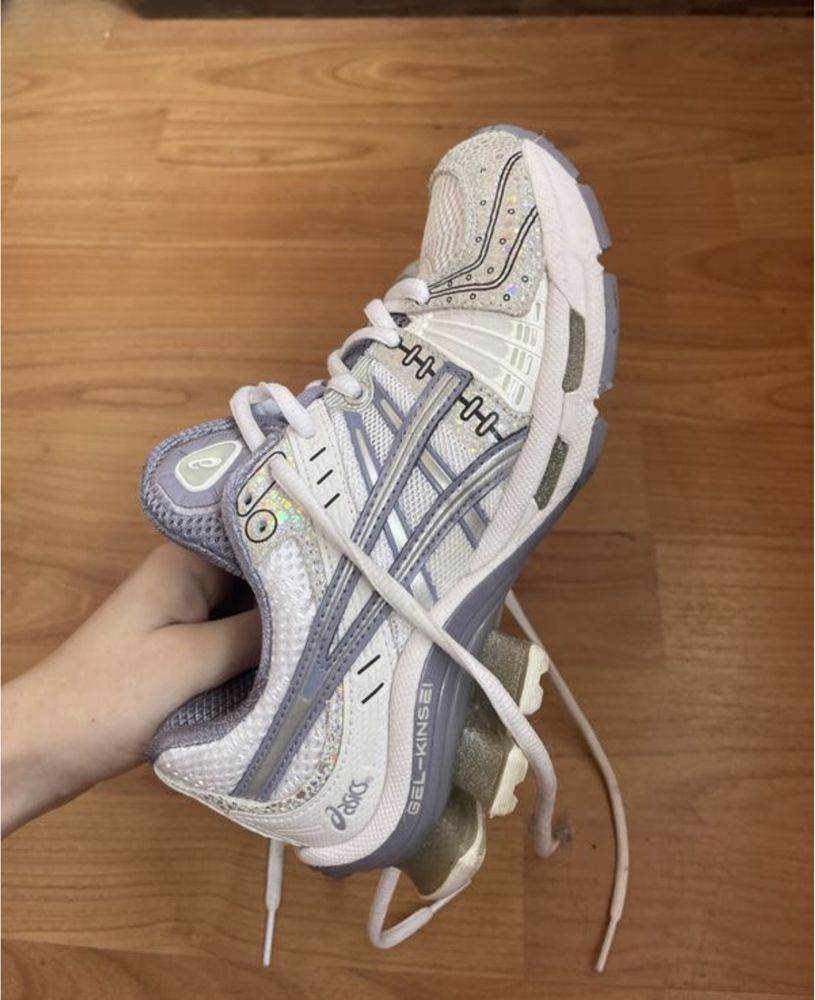 Білі спортивні кросівки з блискітками асікс asics 35,5 розмір