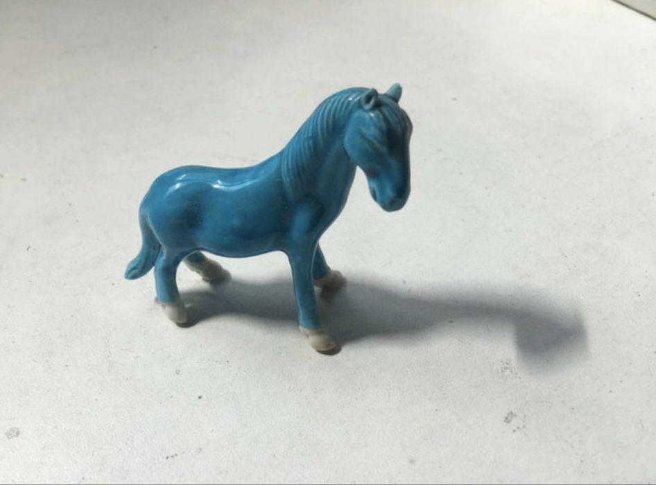 Cavalinhos chineses em porcelana azul turqueza