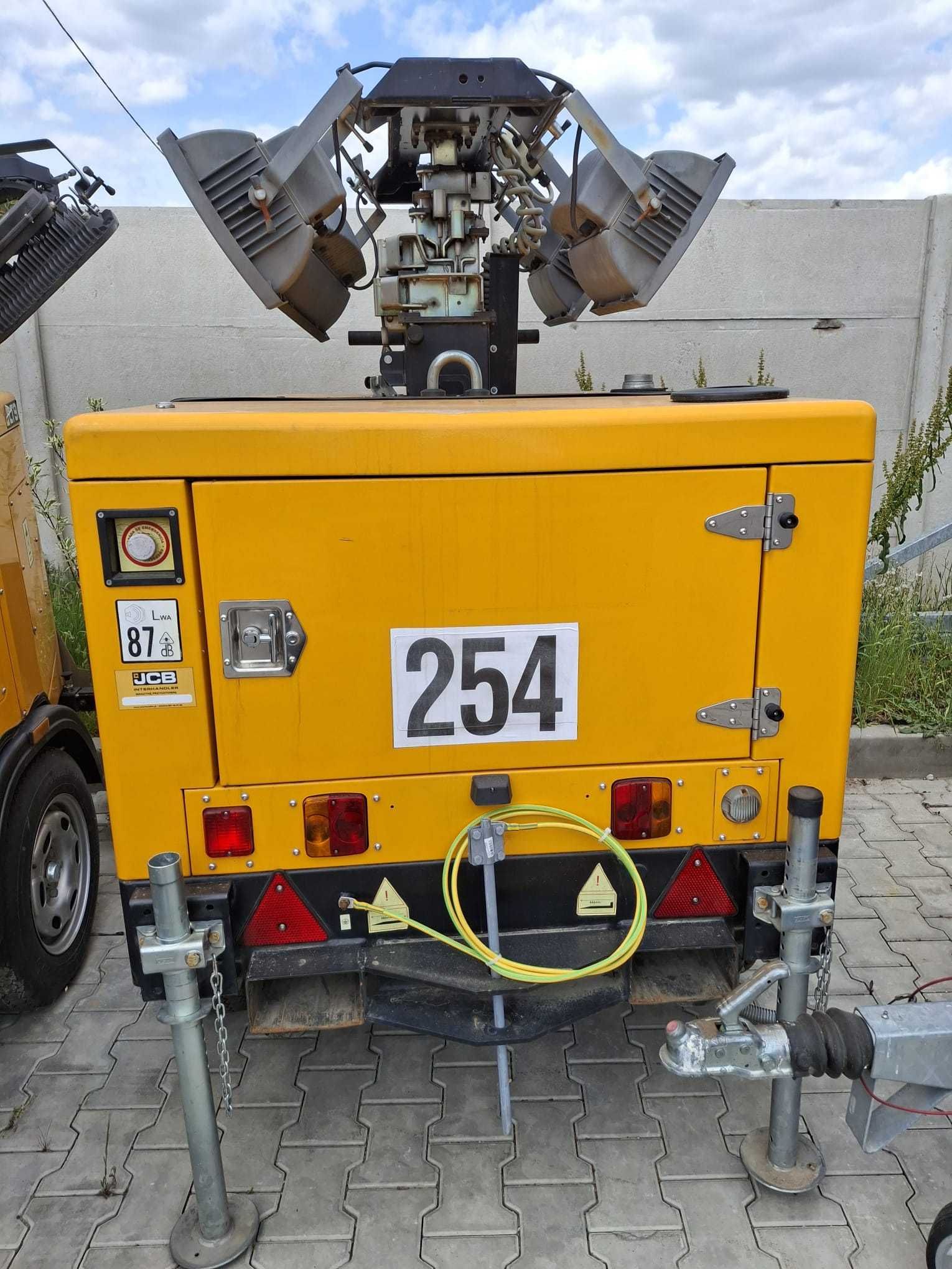 Maszt oświetleniowy JCB model LT9 / 31 tys / stan BDB