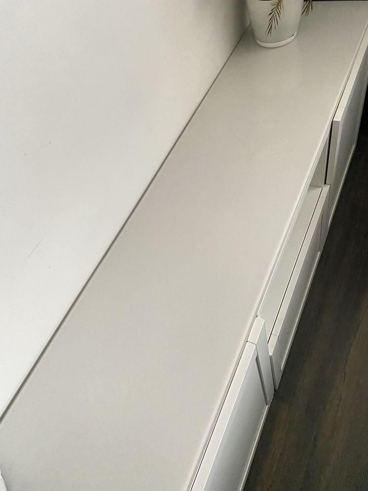 Biała komoda ikea z szufladą i szklanym blatem