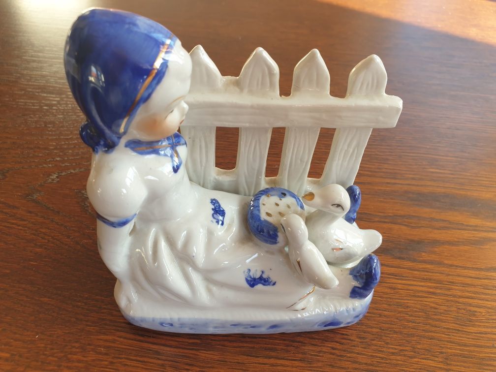 Porcelanowa dziewczynka z kaczką  11cm