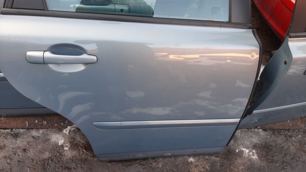 Lak. 479-16 drzwi prawe kompletne Volvo V50