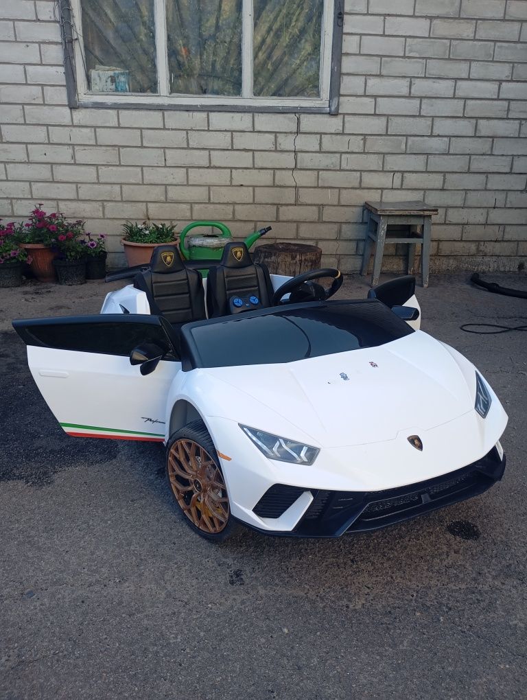 Дитячий, двомісний електромобіль Lamborghini з 4-ма електродвигунами.
